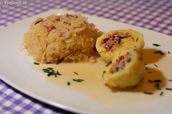 Hascheeknödel aus Kartoffelteig mit Bratensaft und Speck-Sauerkraut