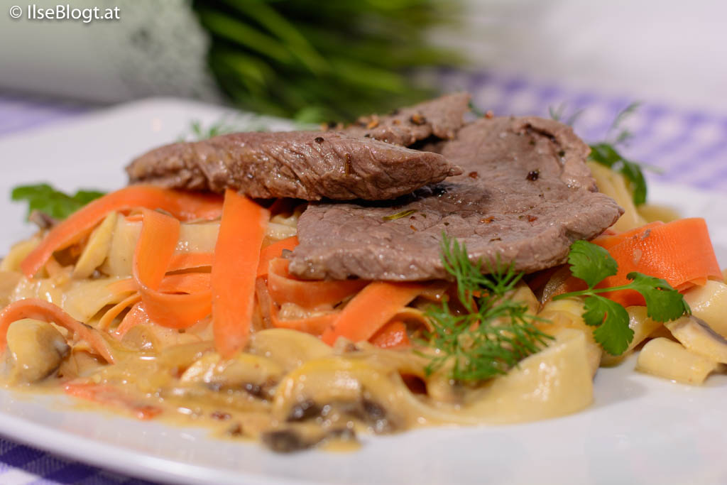 Rindsschnitzel natur mit Bandnudeln und Gemüsesauce - Ilse Blogt